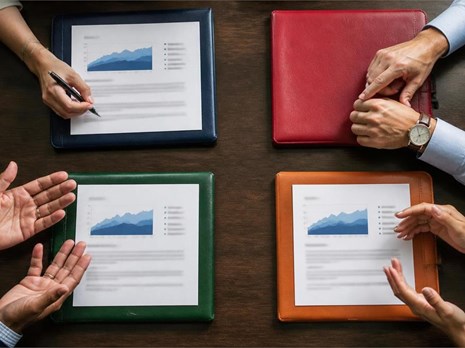 Comunicación directiva en comités de dirección: cómo traducir un mismo mensaje a cuatro idiomas sociales